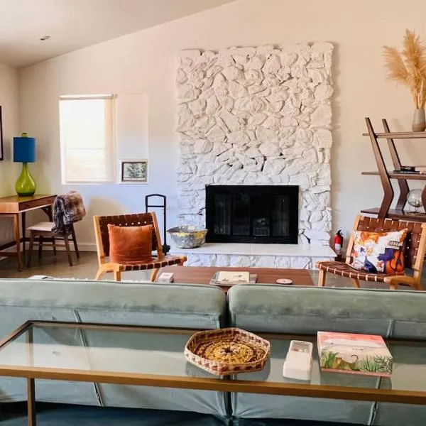 Cozy 2BR Home Hot Tub AC Sauna Fire Near Park, hotel in Joshua Tree