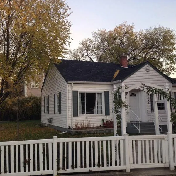 Walk to the beaches and the restaurants downtown!, hotel in Kelowna