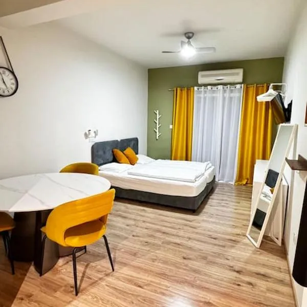 Smart Deluxe Studio N9 private Kitchenette Balcony Beach 250m Marina Port 900m, ξενοδοχείο στη Λεμεσό