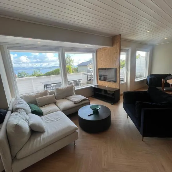 Entire house with view over the fjord, hotel v destinaci Strand