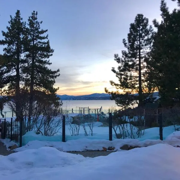 Red Wolf Lakeside Lodge, отель в городе Тахо-Виста