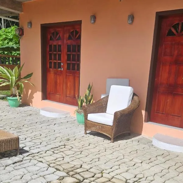 The Jungle Escape Apartment 02, hotel din Soufrière