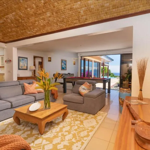 Magnificent 5 Br Villa with pool: amazing views, hotel v destinaci Punaauia