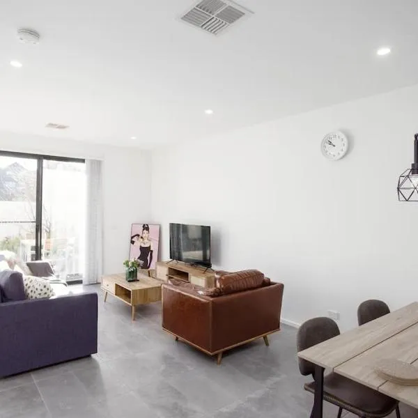 Stylish 3 BR Townhouse at Moncrieff Close To Playground、Hallのホテル