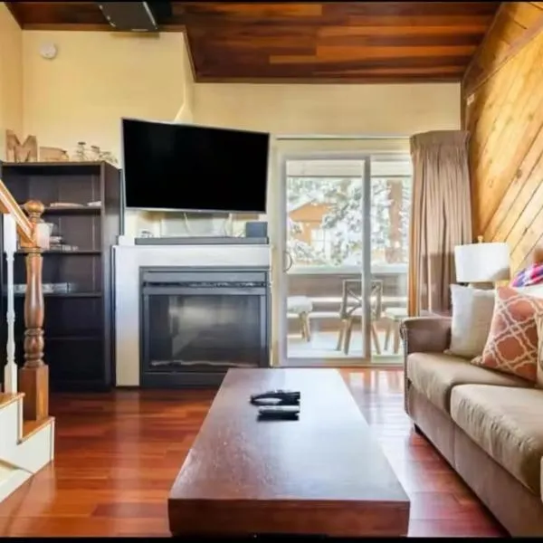 Cozy Condo in Mammoth with 2 parking spots and heated pool!, hotel v destinaci Mammoth Lakes