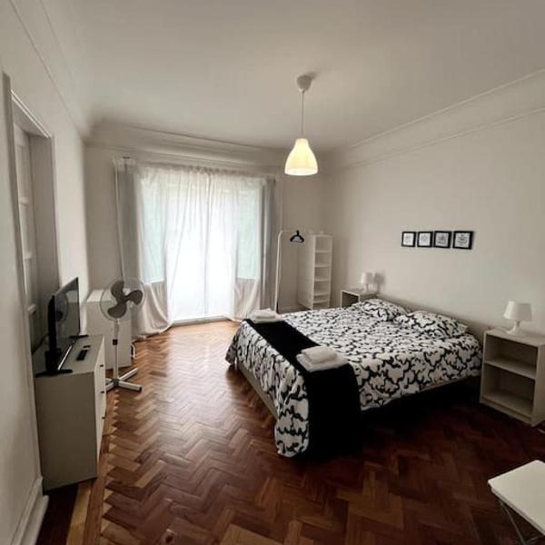 habitacion doble grande 2 personas balcon lisboa, Lisbonne
