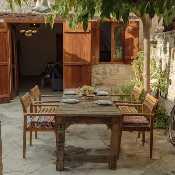 The Yard Traditional Residence，位于Vasa Kilaniou的酒店