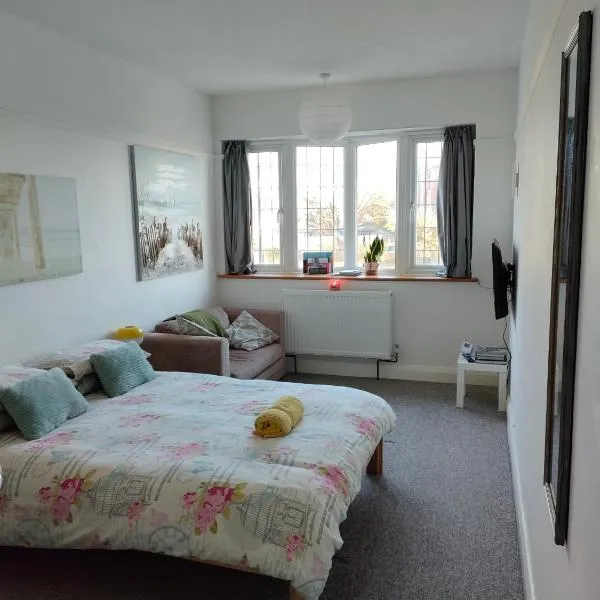 Guest suite 50m from the beach, hotel in Bognor Regis