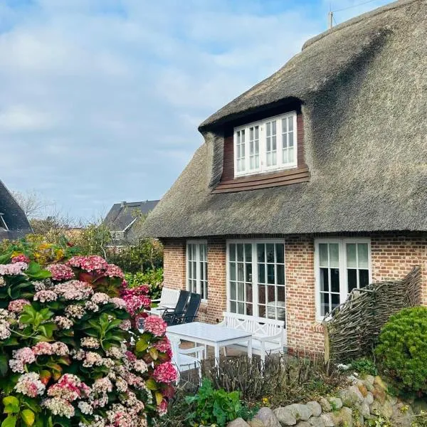 Hiidhüüs Wenningstedt unter Reet mit Sauna, Hotel in Wenningstedt-Braderup