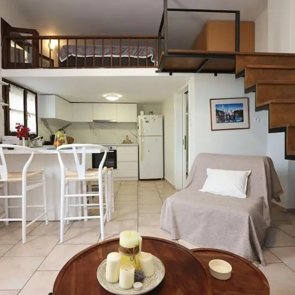 Efi Cozy Loft with Courtyard in Central Ermoupoli, hotel v destinaci Ermupoli