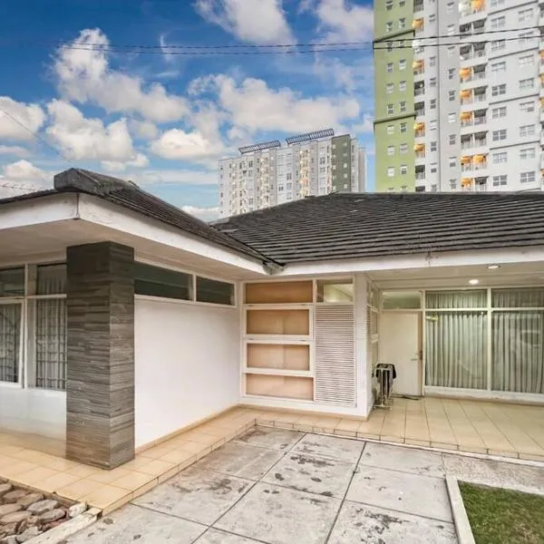 Large Villa 3BR Cieumbuleuit near PVJ & Cihamplas by 2ndHome, hotel in Bandung