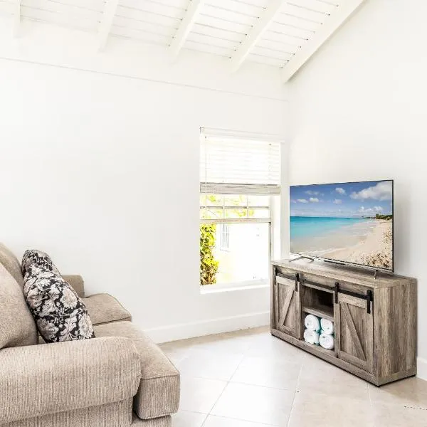 Tropical Bottle Creek Getaway with Kitchen, Free WiFi & On-Site Parking, hotel u gradu NCA