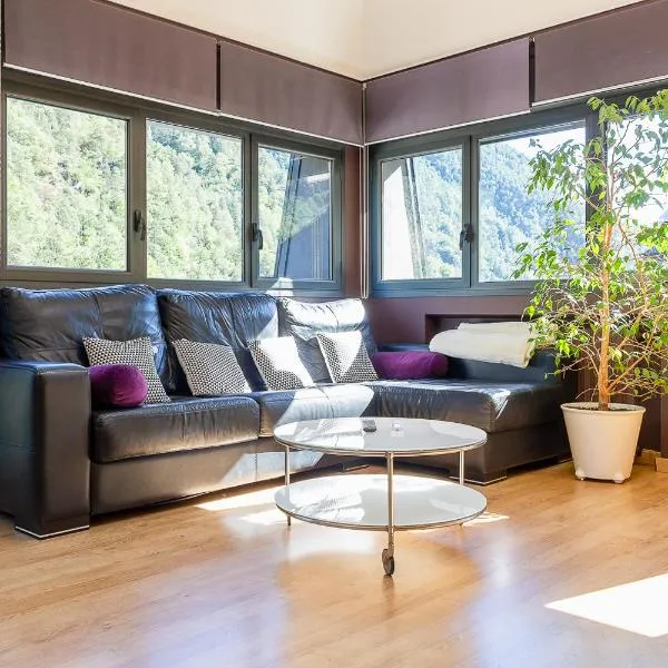 Dúplex Artístico con Terraza I 10 min del Centro I AndStay, Hotel in Santa Coloma