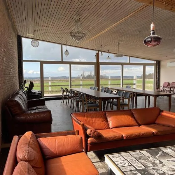 Eventyrligt og rummeligt hus med havudsigt, hotel in Borre