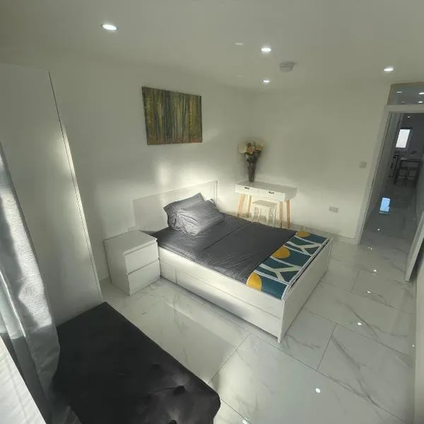 Newly built modern flat with free parking close to London Luton airport and L&D hospital, ξενοδοχείο σε Dunstable