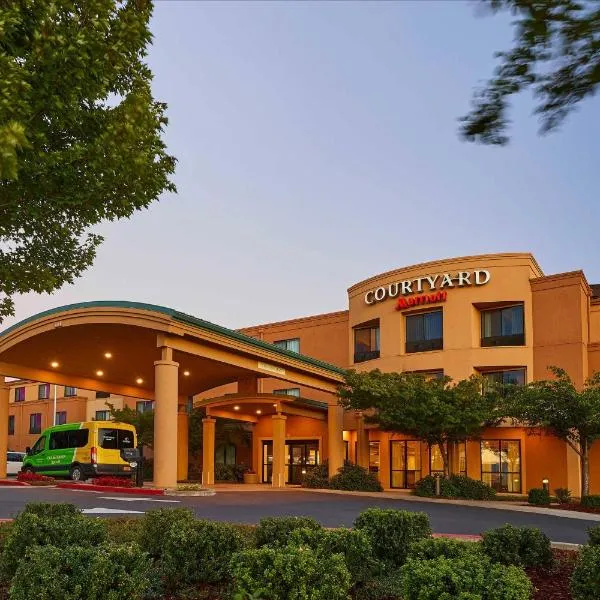 Courtyard Medford Airport, hotel in Medford