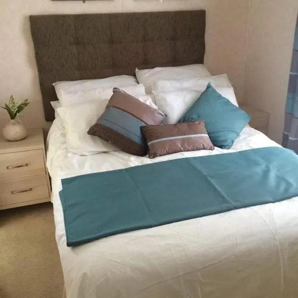 Lytchett Bay View Chalet, hotel v destinaci Lytchett Minster