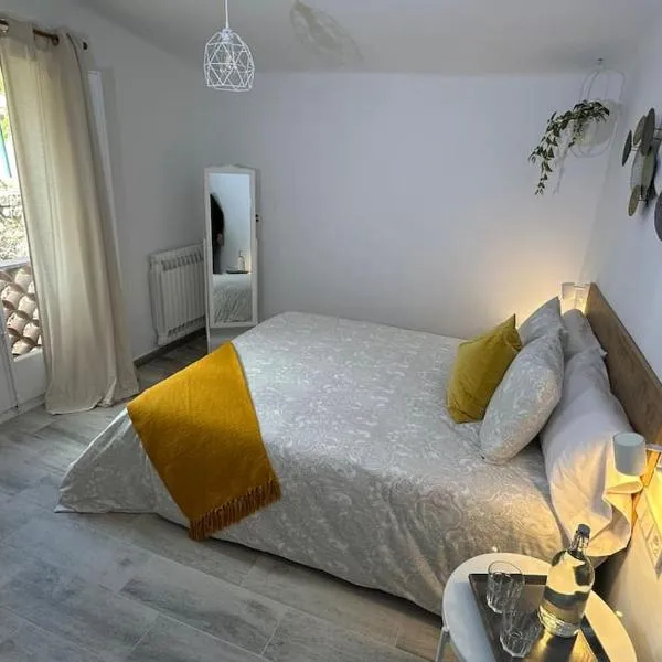 Habitación Roca Foradada en Casa Camí de les Aigües Monistrol de Montserrat, hotel in Monistrol