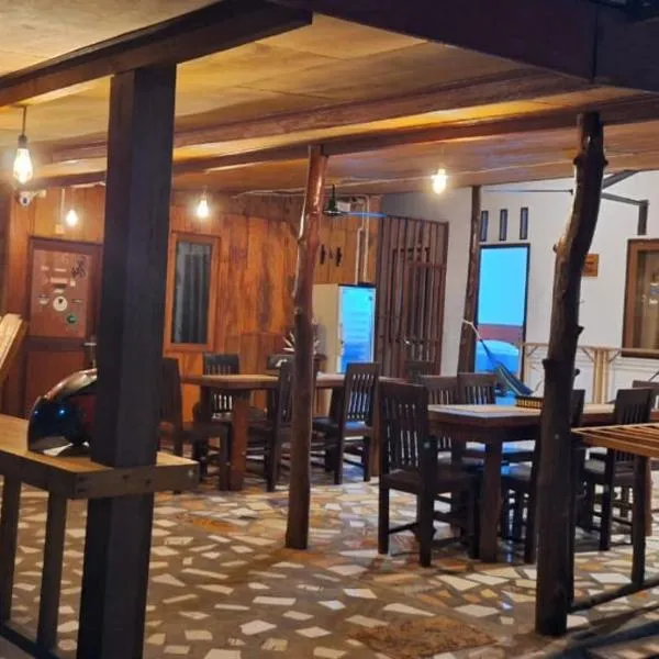 Arthur Homestay Telescope Mentawai, hôtel à Tua Pejat