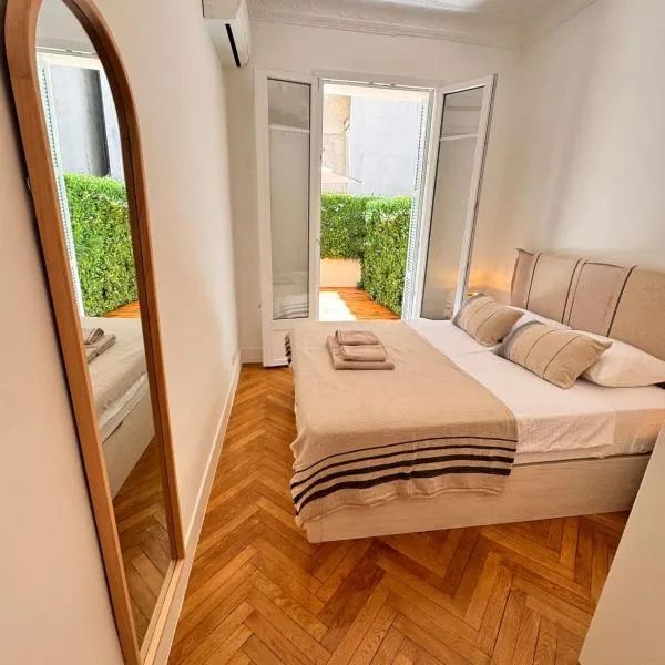 Luxury Central Condo with Private Terrace in Nice, hotel v Nice
