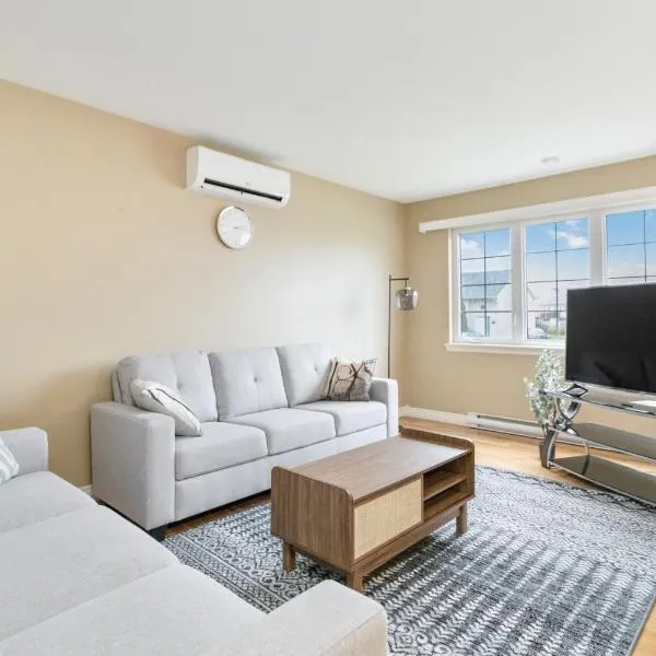 Comfortable, Spacious 3 bedroom Home, hotel in Moncton