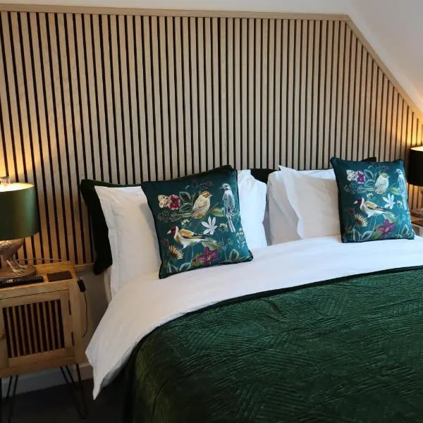 THE HIDEAWAY - LUXURY SELF CATERING COASTAL APARTMENT with PRIVATE ENTRANCE & KEY BOX ENTRY JUST A FEW MINUTES WALK TO THE BEACH, SOLENT WAY WALK, SHOPS and many EATERIES & BARS - FREE OFF ROAD PARKING,FULL KITCHEN, LOUNGE,BEDROOM , BATHROOM & WI-FI, hôtel à Lymington