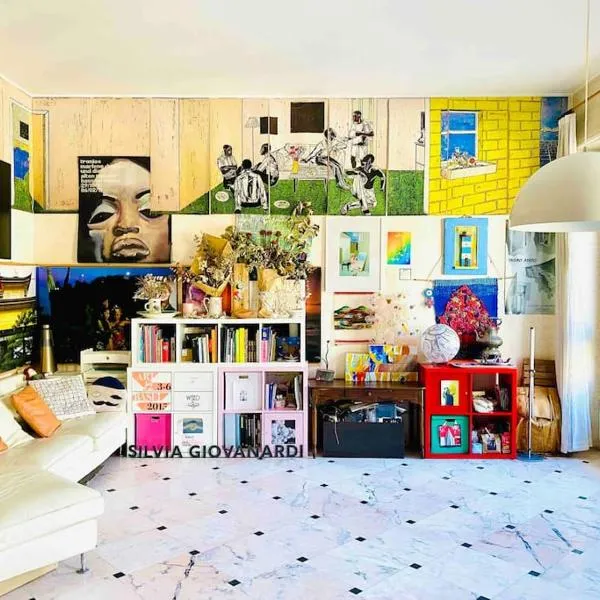 Artistic 2-bedroom condo, hotel in Milan