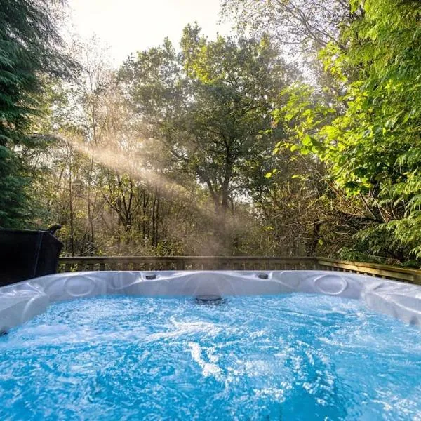 Farley, woodland lodge with hot tub for 8, hotel en Oakamoor