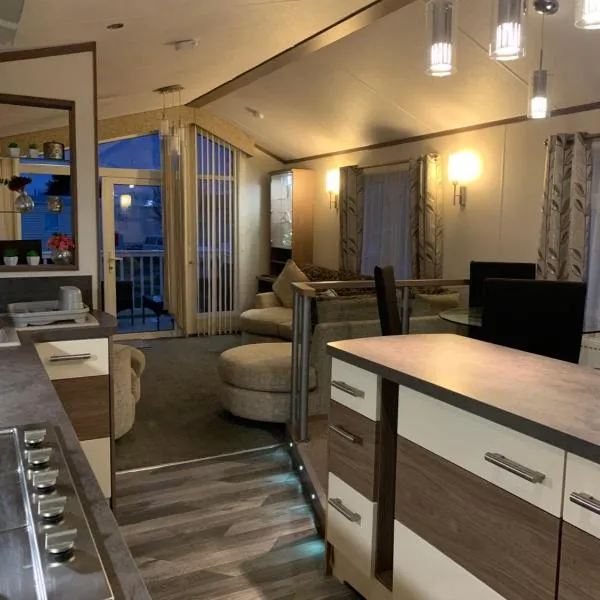 luxury 2 bed lodge sleeps up to 6, free parking, Wi-Fi, E3 Whitehouse leisure park towyn, hotel in Kinmel Bay