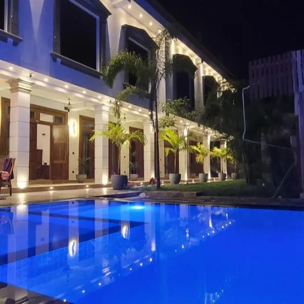 Crown Breeze, hotel v mestu Ahangama