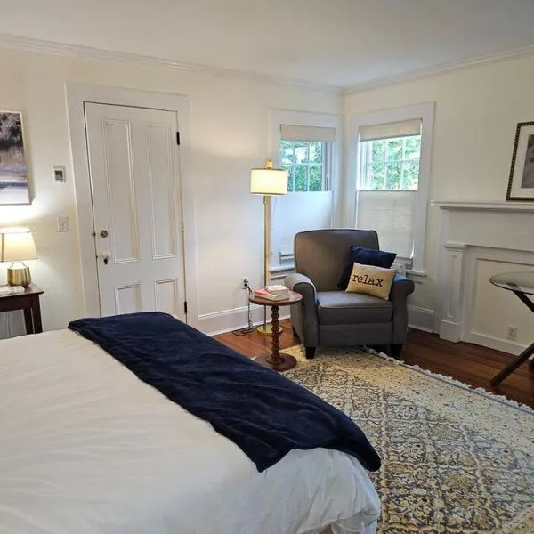 Heart Historic Ridgefield Studio WALK to town, hotel in Ridgefield