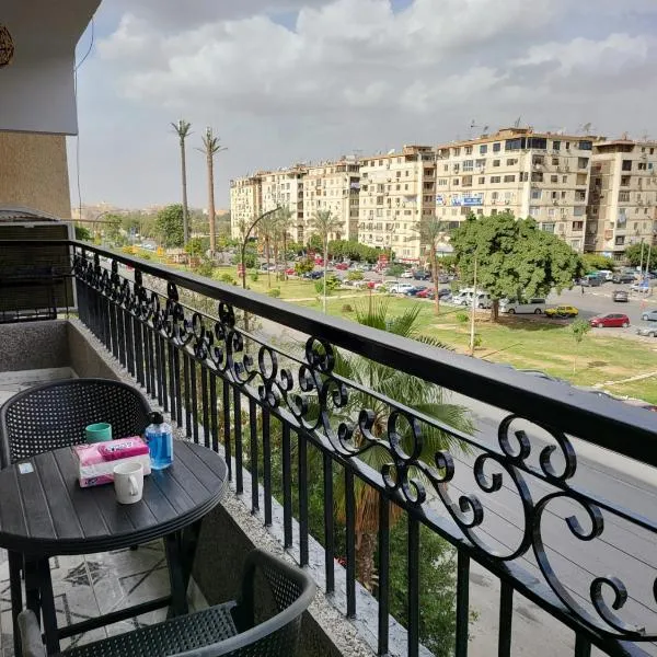 Entire 3BDR apartment at prime location with wifi and garden view near CAI airport, hotel in Cairo