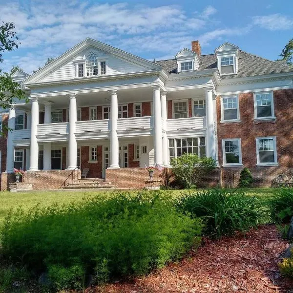 Prescott House ADK, hotel in Saranac Lake