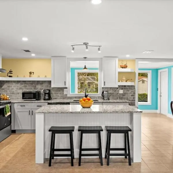 Sunny house 2mil beach, hotel in Nokomis