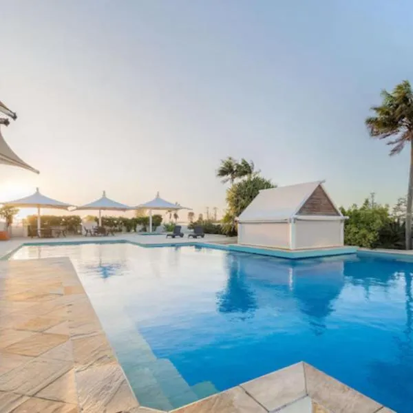 Panoramic oceanview room at the Oaks waterfront resort, ξενοδοχείο σε The Entrance
