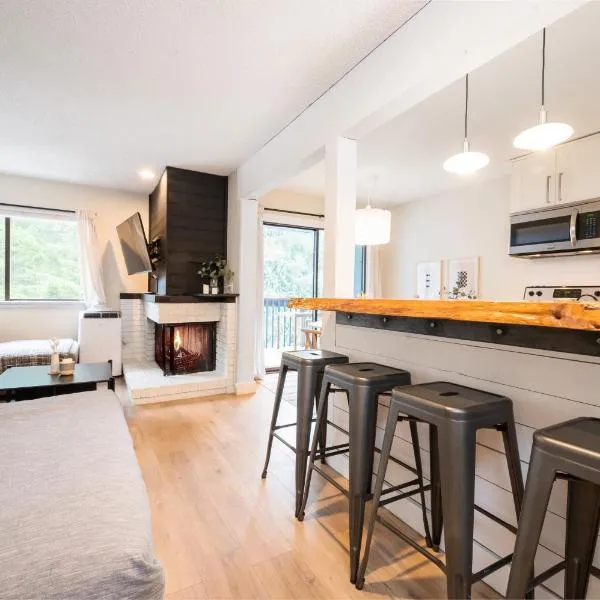 Creekside Oasis 4 Beds Pool and Hot Tub, hotel in Whistler