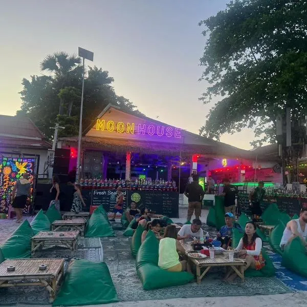 Moon house Beach Hostel, hotel v destinaci Haad Rin