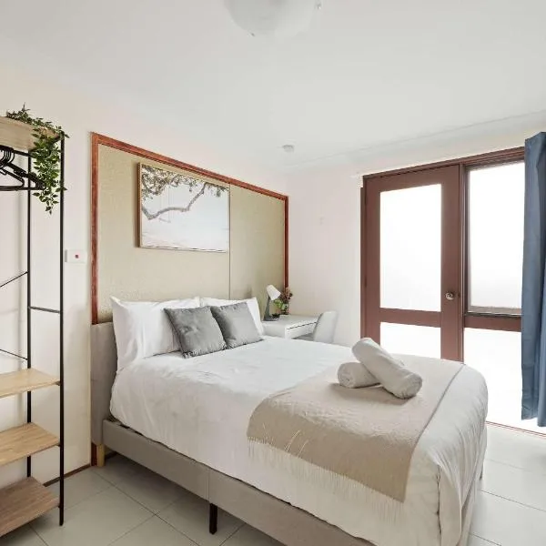 Quaint Double Room - Private Spot at Milperra - Shared Bathroom, hotel v destinácii East Hills