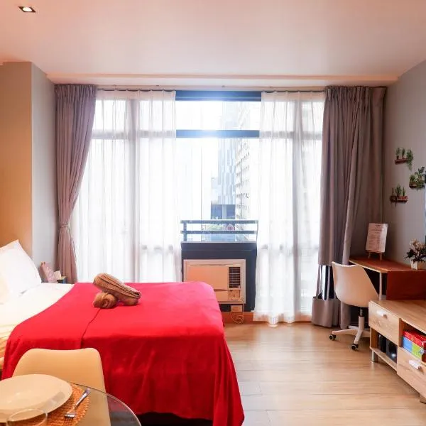 Condo in Makati with Fast WiFi, Free Pool, Netflix and Own Balcony, ξενοδοχείο στη Μανίλα