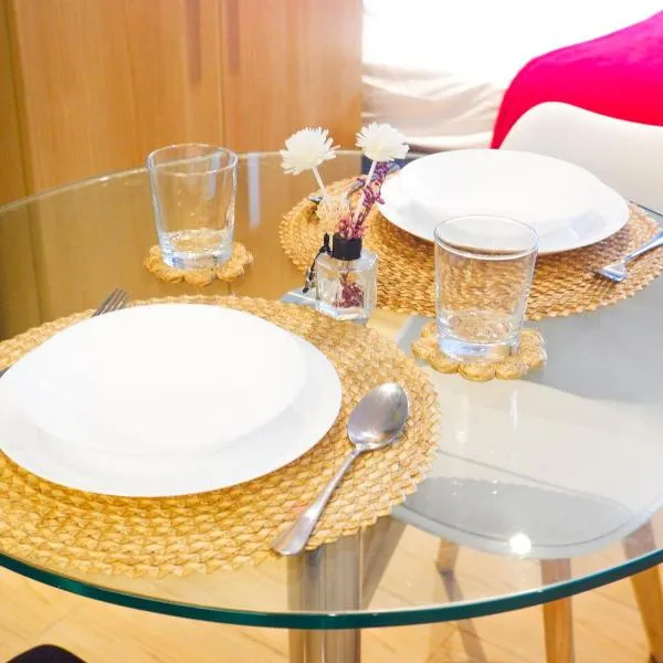 Condo in Makati with Fast WiFi, Free Pool, Netflix and Own Balcony, ξενοδοχείο στη Μανίλα