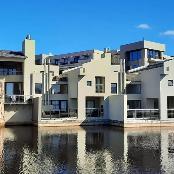 Lakeside Apartment in Oubaai Golf Estate, hotel in George
