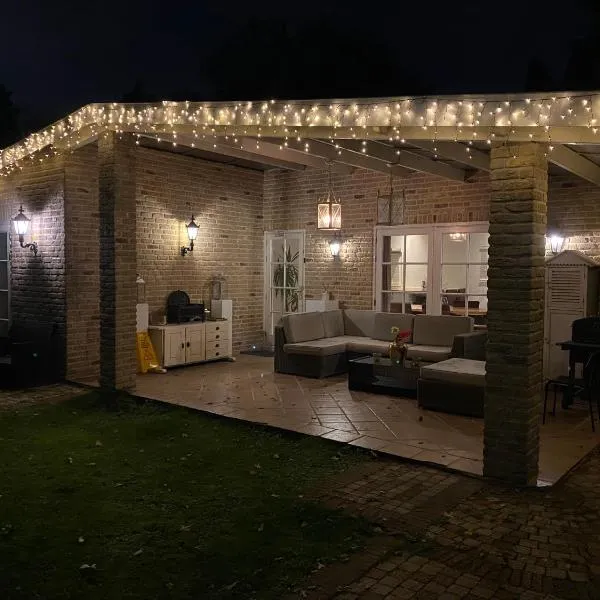 Bungalow between Amsterdam and Haarlem with sauna, hotel in Vijfhuizen