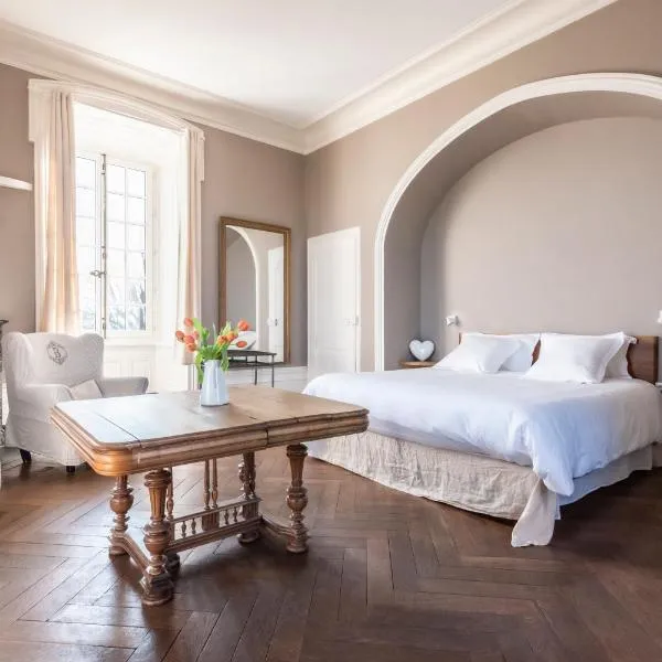 Château de Salornay, hôtel à Hurigny