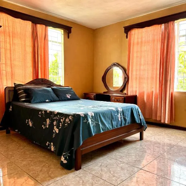 Transit Home - 10 mins from airport, hotel v destinaci Mare dʼAlbert