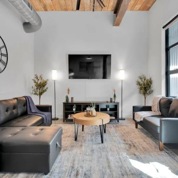 Industrial Loft Living 2BR 2BA, ξενοδοχείο σε Greenville