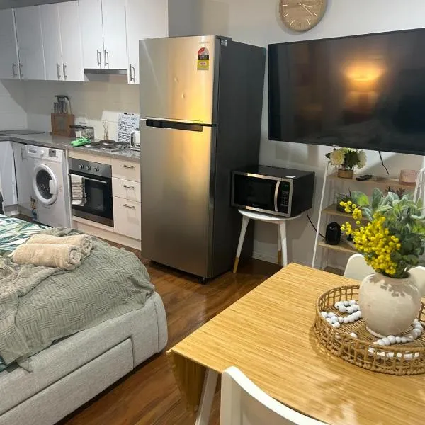 Dog friendly new humble abode In hotspot location, hotel v destinaci Budgewoi