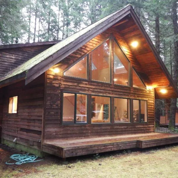 Chalet-style cabin near Mt. Rainier and Crystal, hotel in Enumclaw