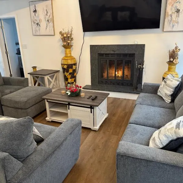 POCONOS everything close to Luxury vacational home in the heart of poconos with 3 outdoor pools for the public of the Tobyhanna community, hotel in Tobyhanna