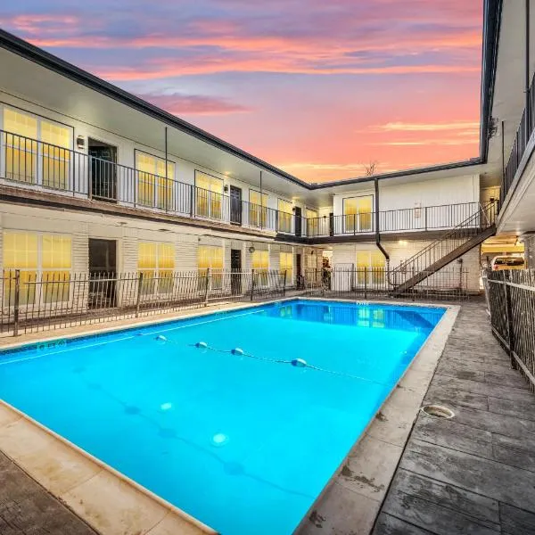 Comfy 2BR in Prime Spot with Free Parking and Pool, hotel in Houston