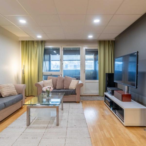 Only 9 mins from the airport 74,5 m2 apartment with free parking & beds for 7, Хельсинки